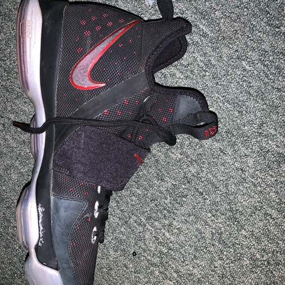 Black and red lebrons - Picture 2 of 3